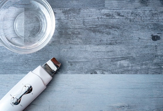 スマホとPCで「印象の異なる」レスポンシブデザインを実現した美容卸のLP